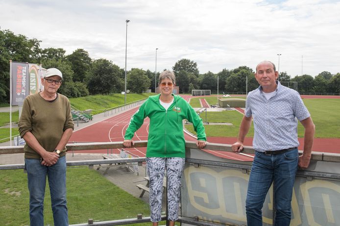 De Sisu-bestuursleden Hans Rijper, Henriette Vrij en Bert Beerling op het gerenoveerde atletiekcomplex