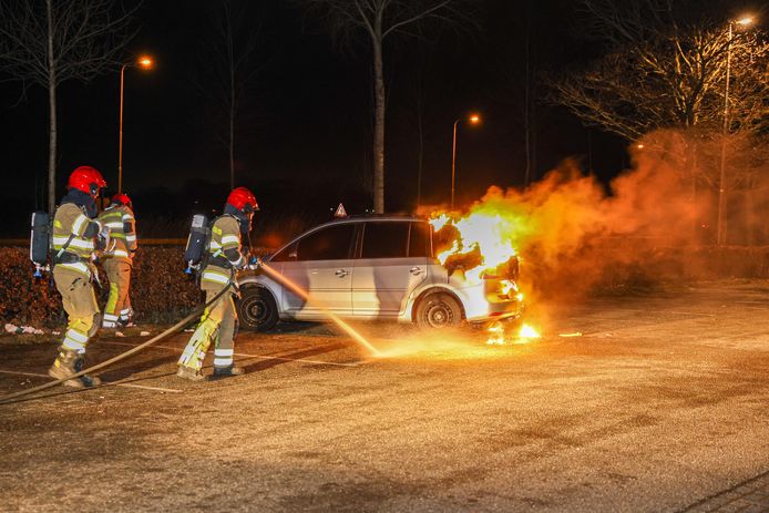 Auto brandt uit op carpoolplaats bij Nagele.