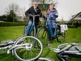 Koos en Joke Boere met hun nieuwe blauwe Gazelle e-bikes en hun tien jaar oude niet-meer-te-repareren Gazelle e-bikes.