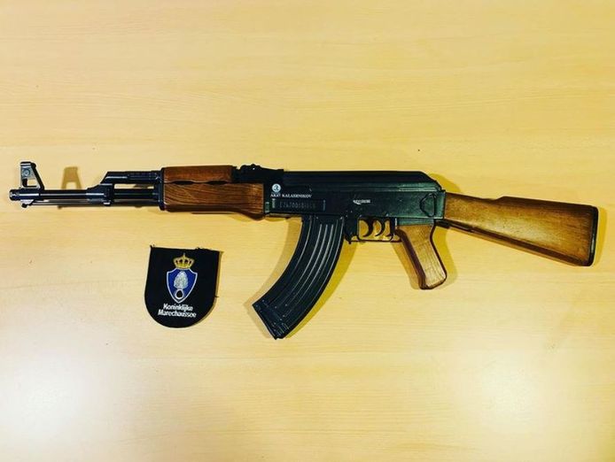 De AK47 die is aangetroffen bij de controle.