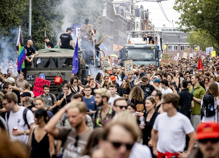 Deelnemers aan de protestmars Unmute Us in Amsterdam zaterdag. In tien steden gingen mensen de straat op namens de Nederlandse evenementensector uit protest tegen de huidige coronamaatregelen. Beeld ANP