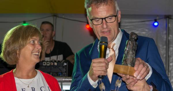 Arina Schuurmans krijgt Heukelomse Mie, vrijwilligersprijs van Oisterwijks kleinste kern