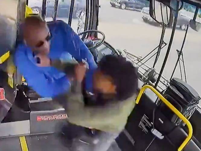 Woeste passagier trekt chauffeur van rijdende bus uit zijn stoel om hem in elkaar te slaan