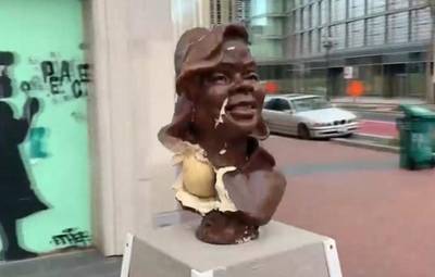 Installé il y a deux semaines, le buste de Breonna Taylor déjà vandalisé: “C’est de l’intimidation”