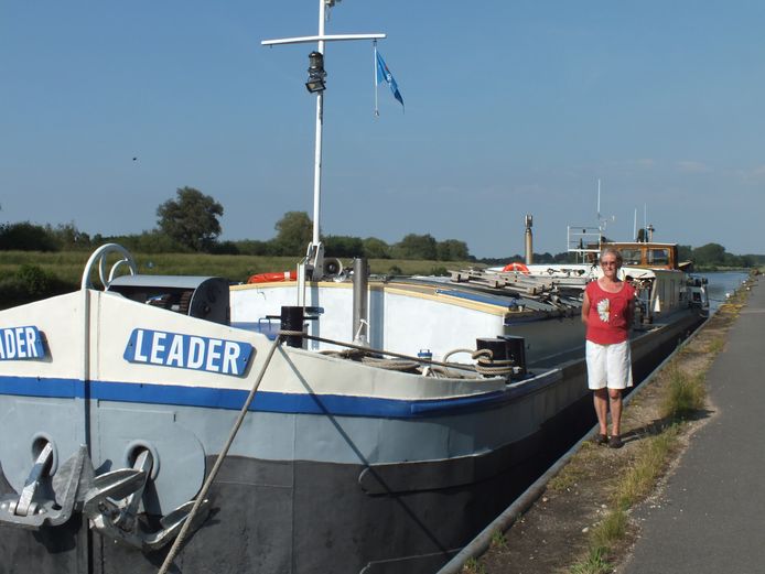 Bewoonster Hilde naast de Leader, een Franse spits, omgebouwd tot woonboot.