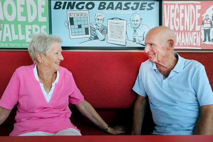 Bingo Baasjes Cor en Ria van den Broek bij hun tekening, die in het Chassé Theater hangt tussen nog 49 portretten van ‘Helden van Breda’.