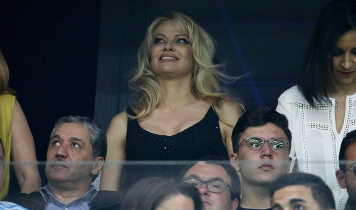 Pamela Anderson als toeschouwer in het Stade Vélodrome van Marseille.