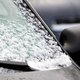 Auto's glijden van de snelweg tijdens flinke hagelbui