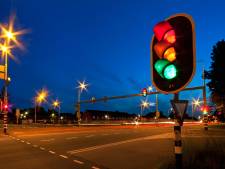 Waarom staat het ene verkeerslicht korter op oranje dan het andere?