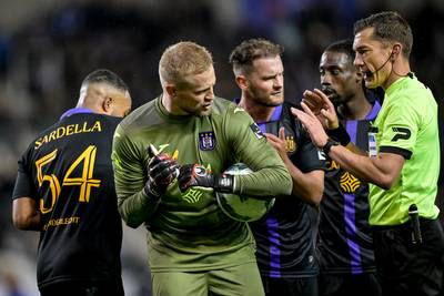 Genk klopt leider Anderlecht dankzij late en omstreden penalty en springt (voorlopig?) over Club Brugge naar derde plaats
