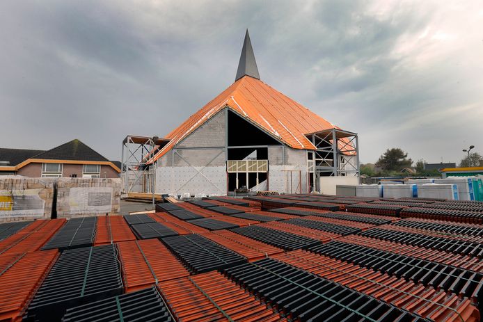 De dominee was nauw betrokken bij de bouw van de nieuwe kerk voor de hersteld hervormde gemeente in Ouddorp.