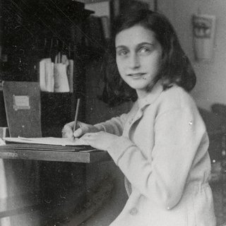 Cliffhangers, spanningsboog, geherformuleerde zinnen: ‘Anne Franks literaire talent bleef onderbelicht’