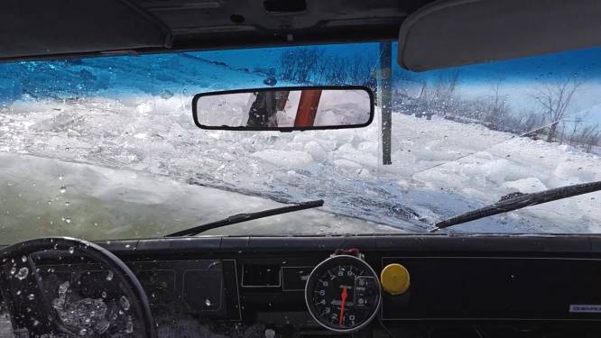 Un lac gelé s'effondre lors d'une course automobile au Canada
