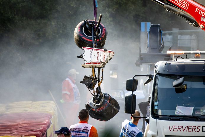 Een deel van het autowrak van Juan Manuel Correa van Sauber na de vreselijke crash.