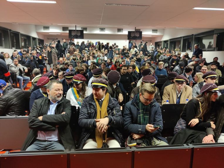 De lezing van Filip Dewinter in Gent lokte voor- en tegenstanders. Beeld Sabine Van Damme