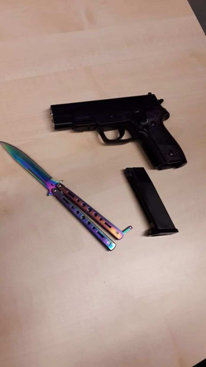 Het vlindermes en het nepwapen die de politie in beslag heeft genomen