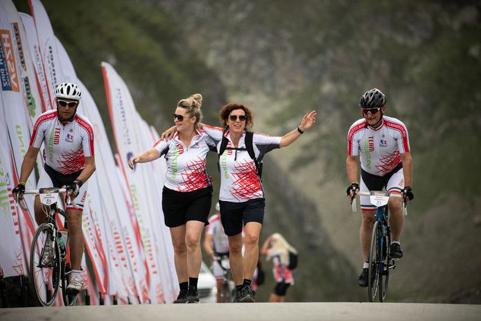 Wandelaars en wielrenners van Team Westland bereiken de top van de Col du Tourmalet in Frankrijk.