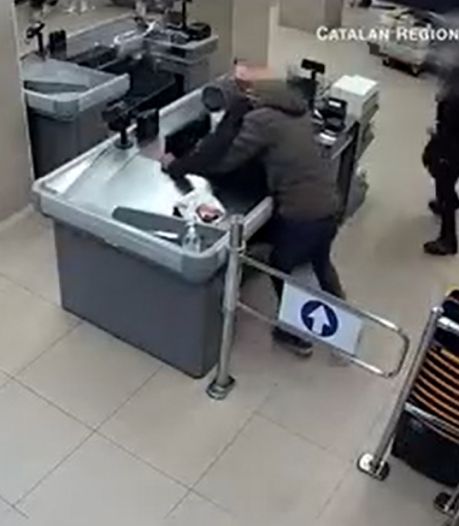 Un policier en congé empêche un vol à main armée à la caisse d’un supermarché