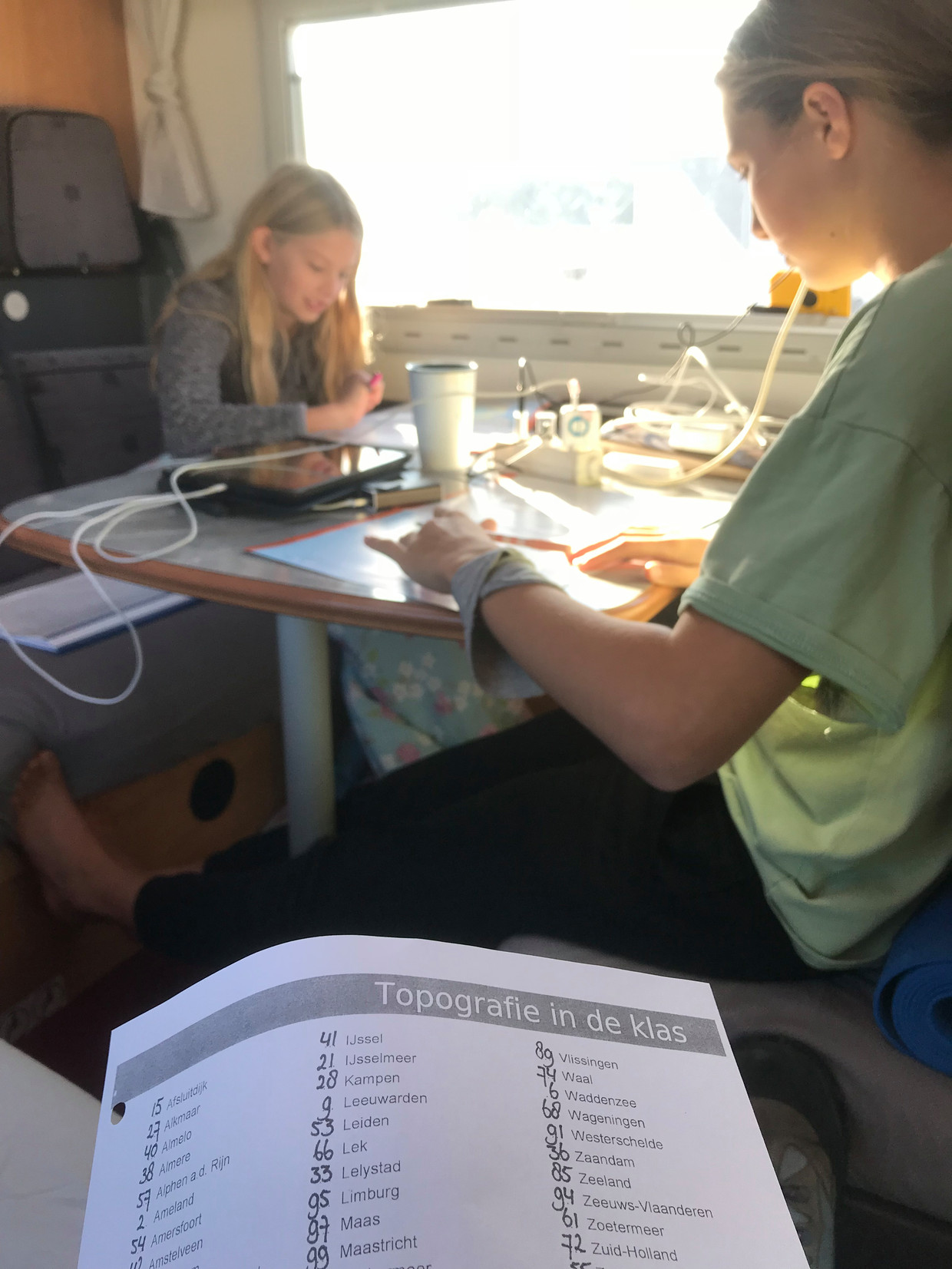 Kinderen van Kooijman aan de studie.  Beeld Karin Kooijman 