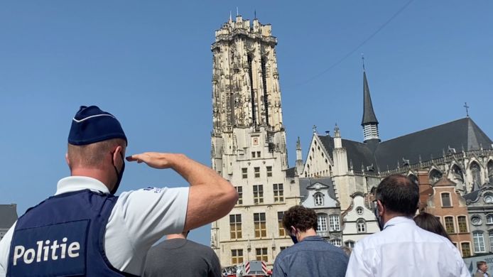 Op de Grote Markt in Mechelen hielden hulpdiensten een minuut stilte ter nagedachtenis van de slachtoffers van de overstromingen in Wallonië.