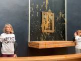 Actievoerders gooien soep naar Mona Lisa in Louvre