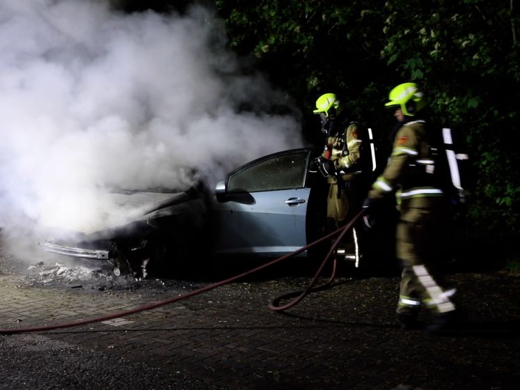Auto brandt uit op parkeerplaats van voetbalclub in Apeldoorn