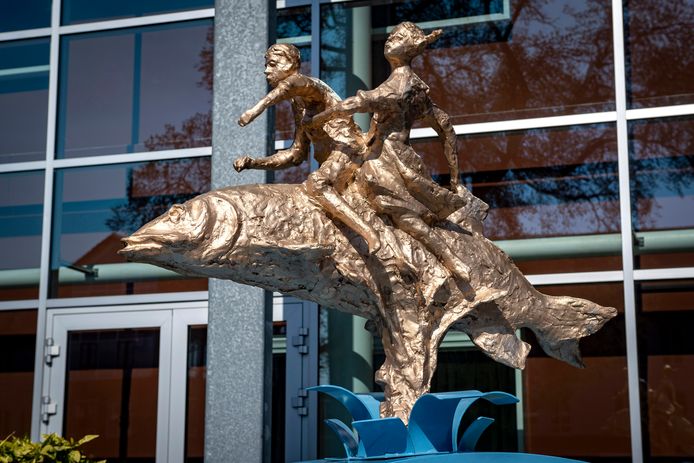 De Snoek onthuld op een nieuwe sokkel, bij het gemeentehuis in Hoogerheide.