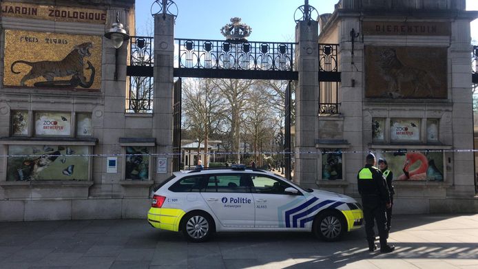De politie vat post bij de ingang van de Zoo van Antwerpen.