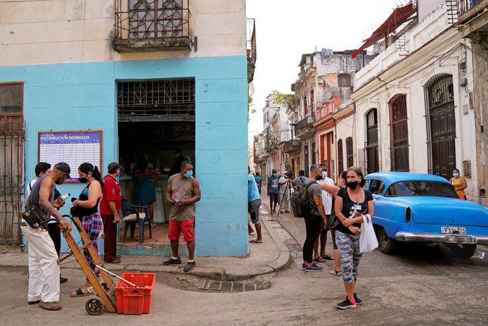 Mensen wachten in Havana op voedselhulp.