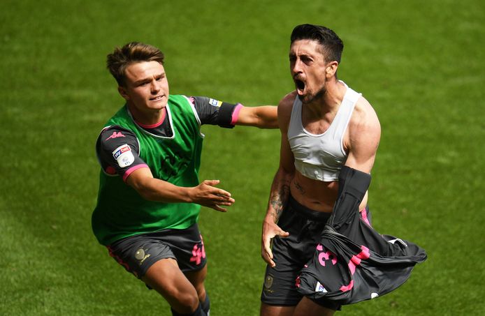 Pablo Hernández trekt zijn shirt uit na zijn winnende goal tegen Swansea City.