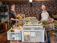 Jeroen Korterik en Jeroen Jocker van voedselcoöperatie Autark in Broekland vullen kratten met lokale producten.