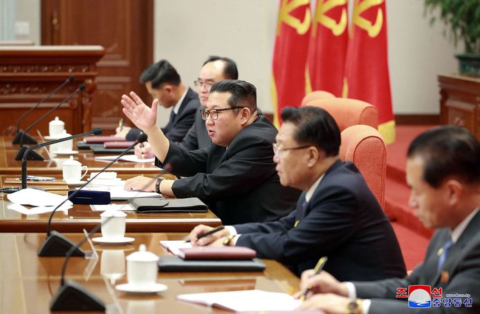 De Noord-Koreaanse leider Kim Jong-un zit de meerdaagse vergadering van de regerende Arbeiderspartij voor.