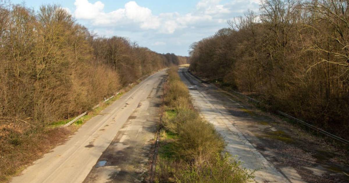 Why hasn’t this ghostly highway in Germany seen any traffic for years?  outside
