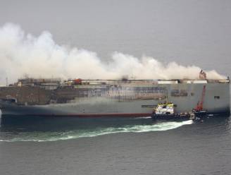 Nederlands ministerie: “Geen aanwijzingen dat brand vrachtschip nog woedt”, maar “brand zou weer kunnen oplaaien”