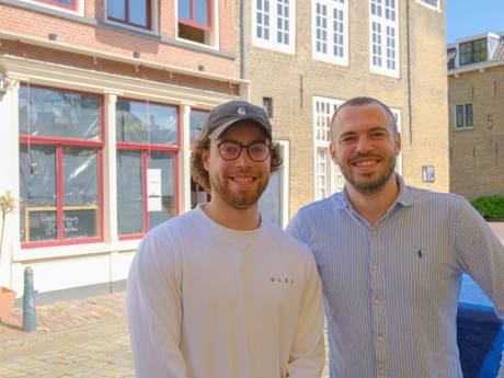 Luc en Thomas nemen Café Sjiek over: 'We willen de gezelligheid terughalen naar Schiedam'