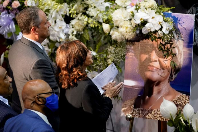 De Amerikaanse vice-president Kamala Harris bij de uitvaartdienst voor Ruth Whitfield, een 86-jarig slachtoffer van de recente massaschietpartij in Buffalo, in de Mount Olive Baptist Church in Buffalo.