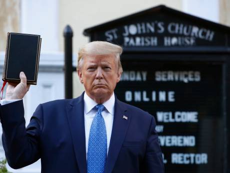 Trump et sa bible: des chefs religieux américains furieux