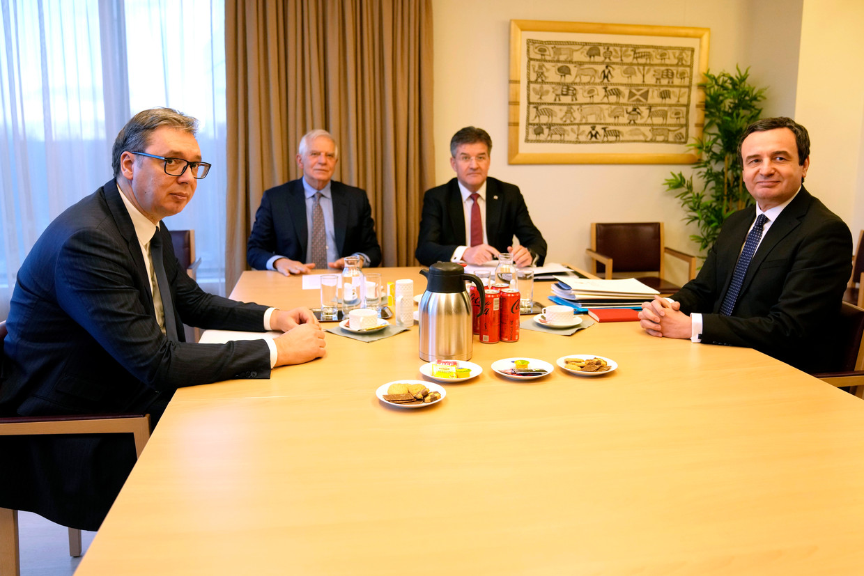 De Servische president Aleksandar Vucic (links) en de Kosovaarse  Albin Kurti (rechts) samen met Josep Borrell (linksachter) in Brussel, maandagavond.  Beeld AP