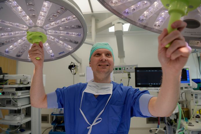 Neurochirurg Giorgio Hallaert in de operatiekamer van Zorgsaam in Terneuzen.
