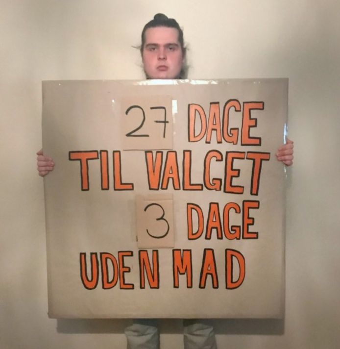 "27 dagen voor de verkiezingen, drie dagen zonder voedsel”, staat te lezen op het kartonnen bord dat hongerstaker Mikkel Brix vasthoudt.