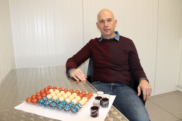 Tom DeGres van Saverde met enkele van hun chocolade creaties.