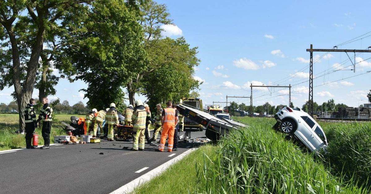 Zwaar ongeval in Staphorst, autos botsen frontaal op elkaar.