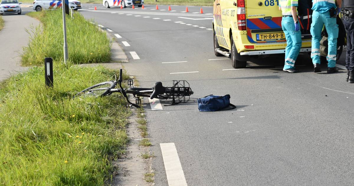 Fietsster gewond bij botsing met auto in Rossum.