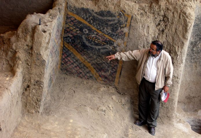 Deze muurschildering in een tempel nabij Chiclayo in het noorden van Peru, is vermoedelijk de oudste van Latijns-Amerika. In het archeologisch complex raakte gisteren een 4000 jaar oude tempel verwoest.