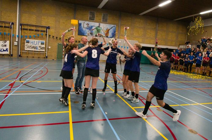 De titel is binnen: Blauw Zwart uit Wierden viert het kampioenschap in de derde klasse.