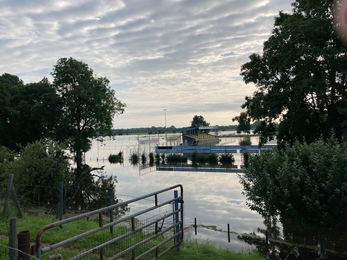 Voetbalvelden Wilhelmina'26 in Wijk en Aalburg onder water