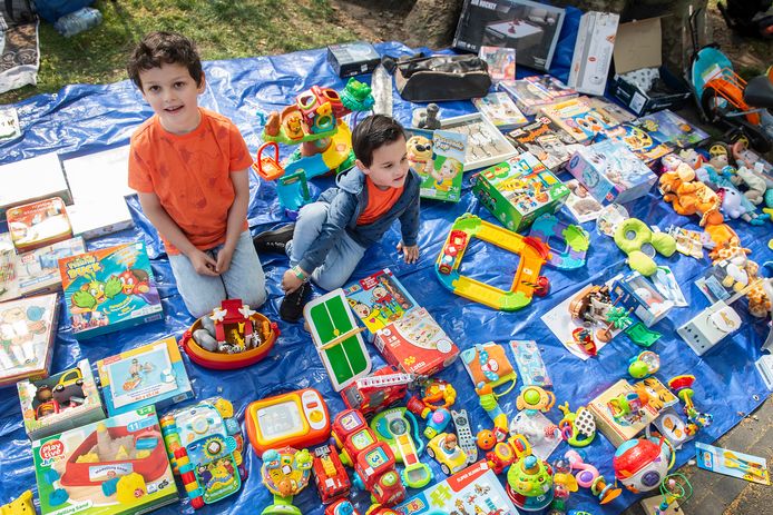 Wie maakt ze los, de tientallen kinderen die met hun uitgestalde spulletjes op de Vrijmarkt in Park Valkenberg zitten.