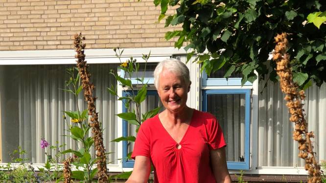 Vrijwilliger Lily maakt bewoners verpleeghuis Sammersbrug blij met fleurige natuurtuin