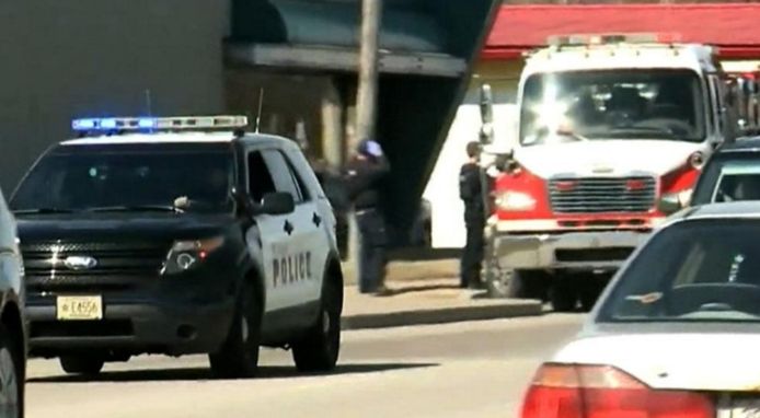Politie nabij de schietpartij in Wisconsin.
