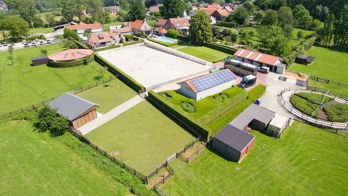 Oost-Vlaamse Huizen Om Bij Weg Te Dromen: Van Een Kasteel Met 24  Slaapkamers Tot Een Paardenparadijs | Gent | Pzc.Nl